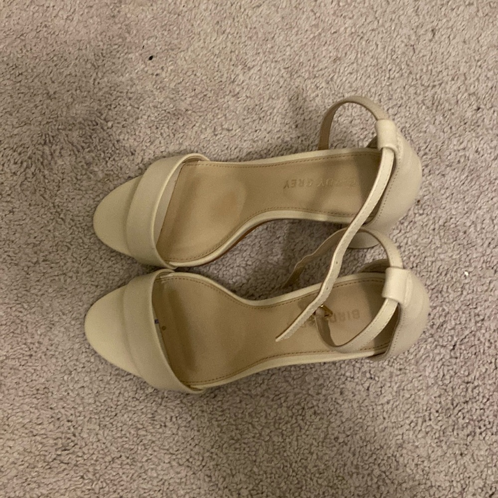 tan/nude birdy grey heel
size 7
rarely worn, good as new